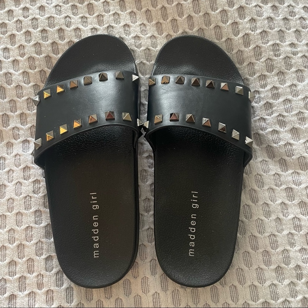 Madden Girl Grommet Slides - size 6 - Picture 2 of 4